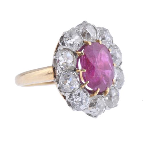 Anillo con rubí y rosetón de diamantes.