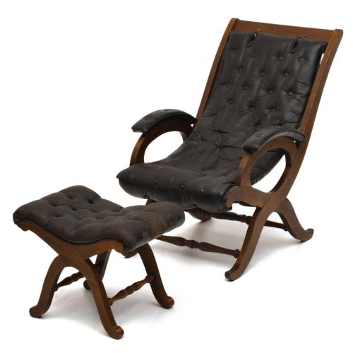 VALENTÍ. Sillón en piel con otomana, med. siglo XX. 