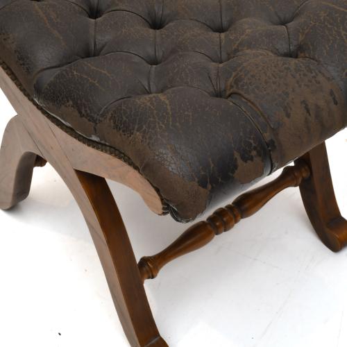 VALENTÍ. Sillón en piel con otomana, med. siglo XX. 