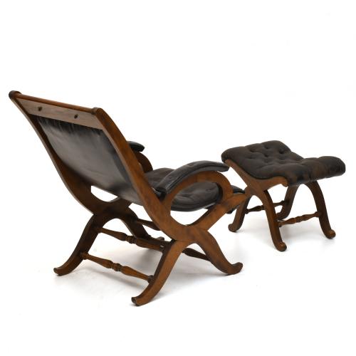 VALENTÍ. Sillón en piel con otomana, med. siglo XX. 