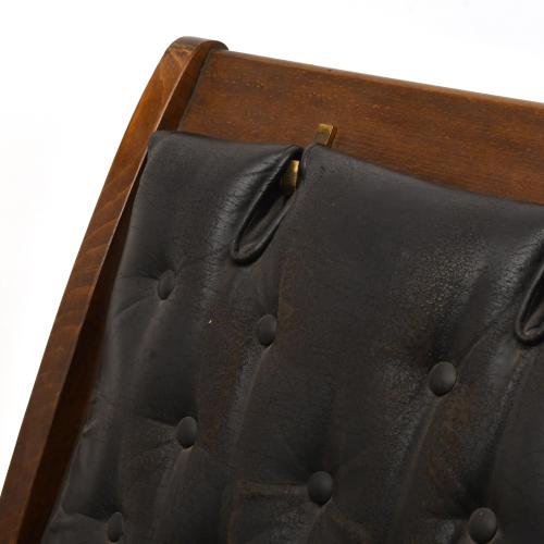 VALENTÍ. Sillón en piel con otomana, med. siglo XX. 