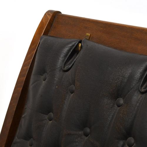 VALENTÍ. Sillón en piel con otomana, med. siglo XX. 