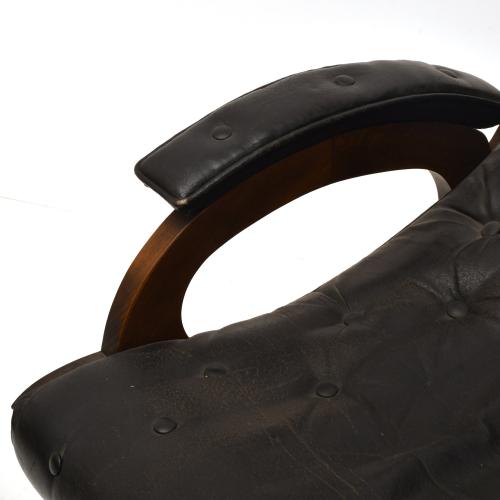 VALENTÍ. Sillón en piel con otomana, med. siglo XX. 