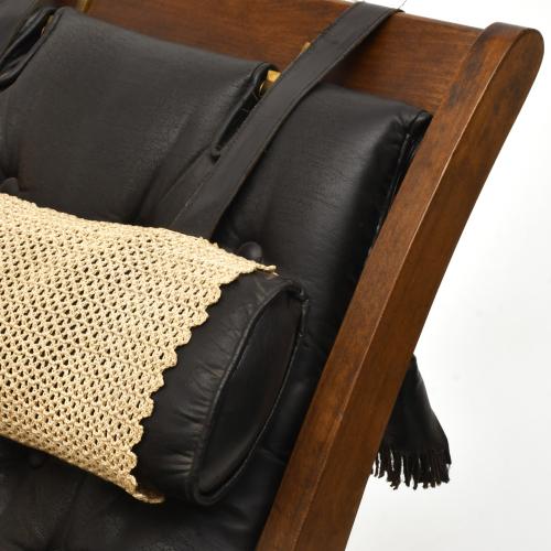 VALENTÍ. Sillón en piel con otomana, med. siglo XX. 