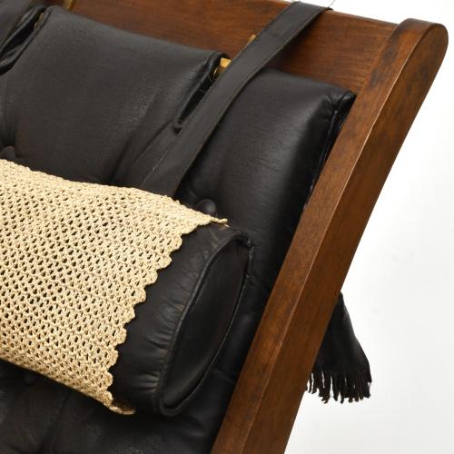 VALENTÍ. Sillón en piel con otomana, med. siglo XX. 