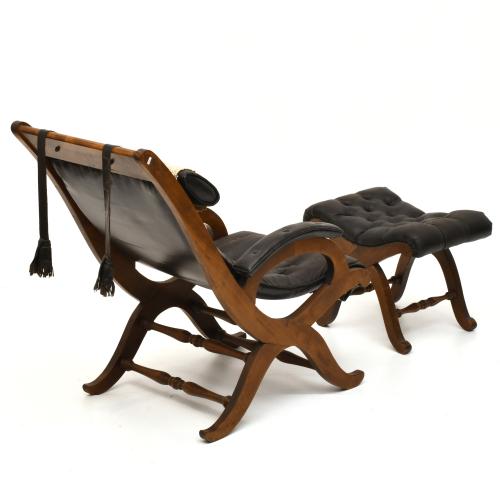 VALENTÍ. Sillón en piel con otomana, med. siglo XX. 