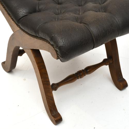 VALENTÍ. Sillón en piel con otomana, med. siglo XX. 