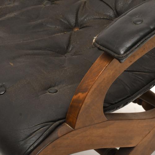 VALENTÍ. Sillón en piel con otomana, med. siglo XX. 