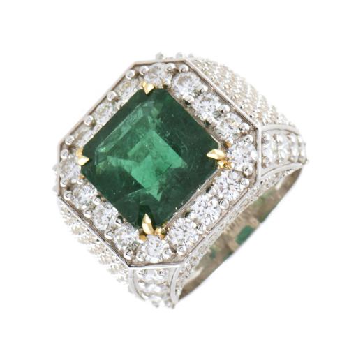 Anillo tipo sello con esmeralda y pavé de diamantes.