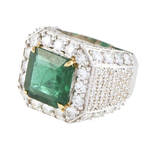 Anillo tipo sello con esmeralda y pavé de diamantes.