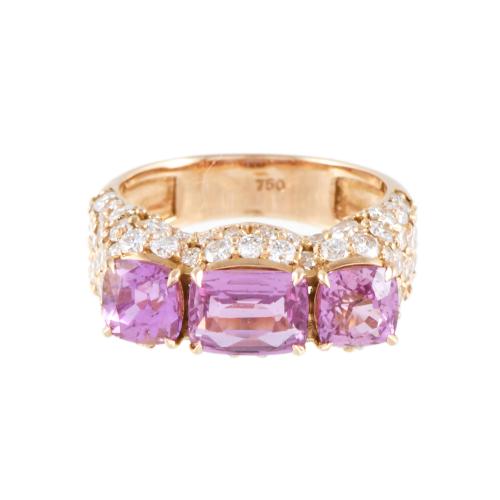 Anillo con zafiros rosas y diamantes.