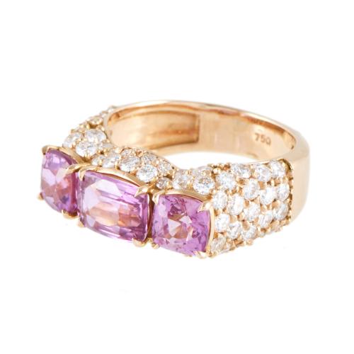 Anillo con zafiros rosas y diamantes.