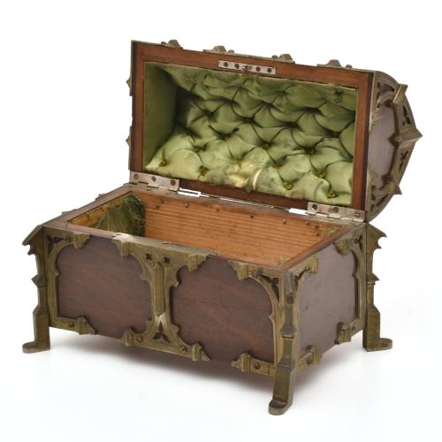 Neo-Gothic style chest, 20th century.