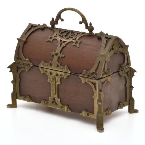 Neo-Gothic style chest, 20th century.