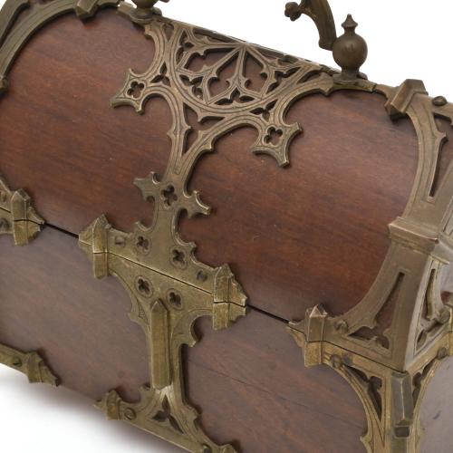 Neo-Gothic style chest, 20th century.