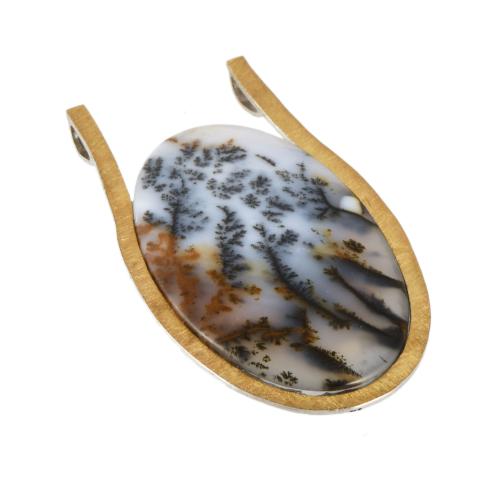 Gan colgante con calcedonia natural.