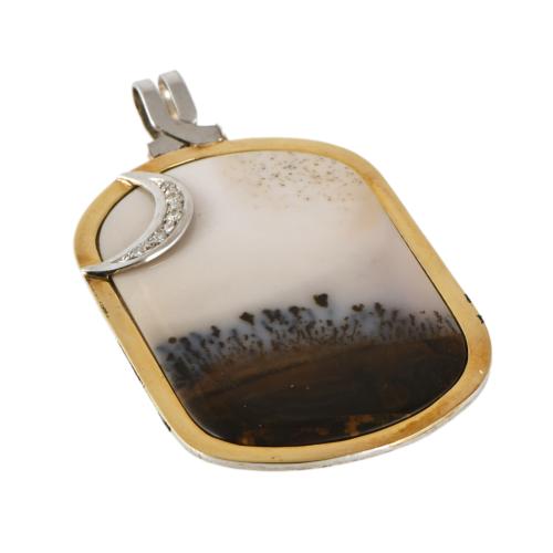 Gan colgante con calcedonia natural formando paisaje, con diamantes.