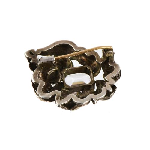 Broche modernista en forma floral con cuarzo rosa. 