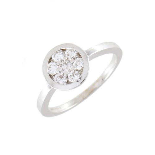 Anillo con diamantes.