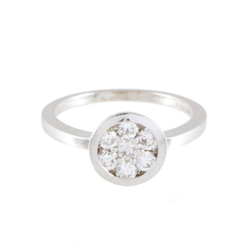 Anillo con diamantes.