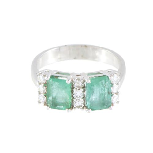 Anillo con pareja de esmeraldas y diamantes.