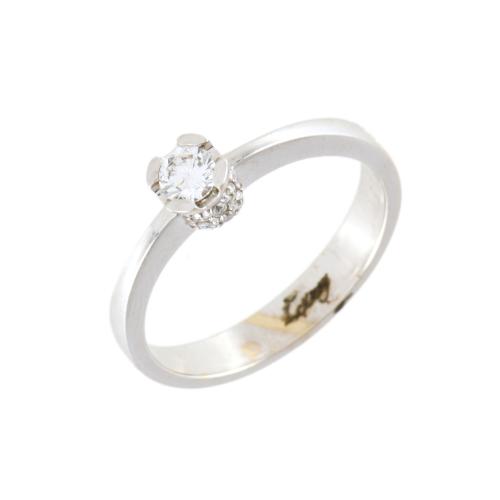 Sortija solitario con diamantes.