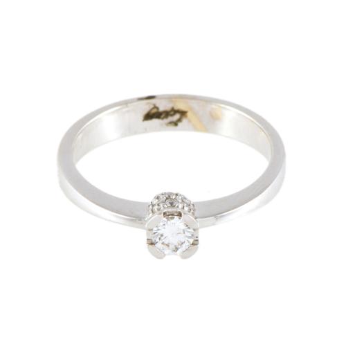 Sortija solitario con diamantes.
