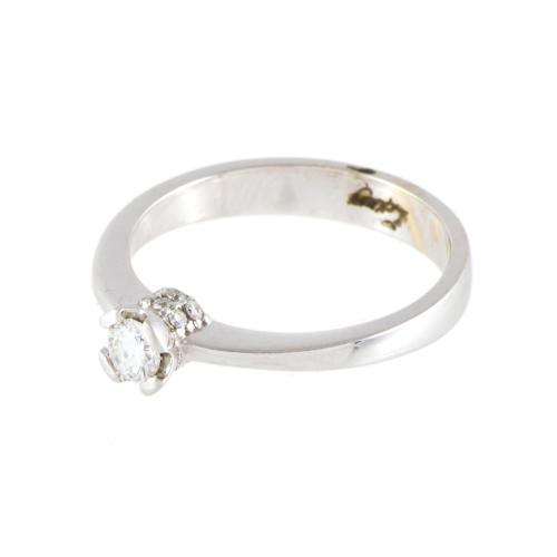 Sortija solitario con diamantes.
