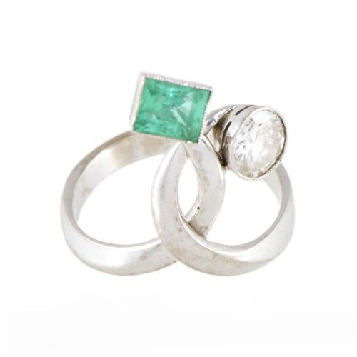 Sortija de brillantes y esmeralda 