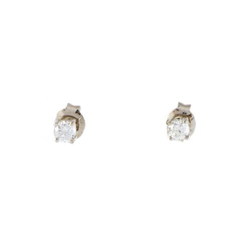 Pendientes dormilonas con diamantes.