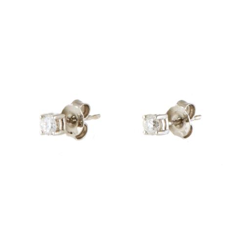 Pendientes dormilonas con diamantes.