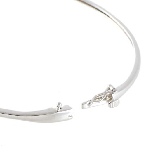 Pulsera semi rígida con diamantes.