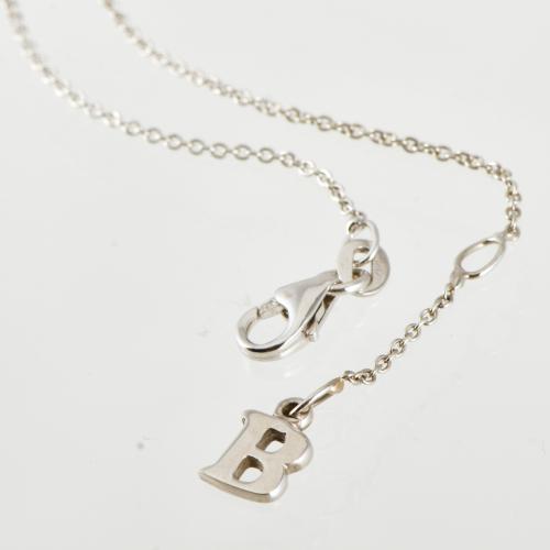 Pulsera con chatón de diamante y letra B.