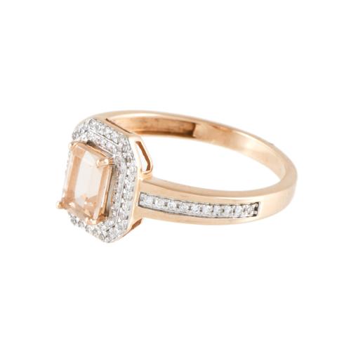 Anillo con topacio central y diamantes.