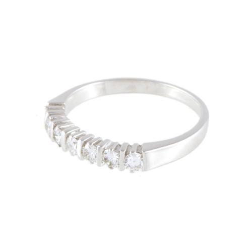 Sortija con diamantes.