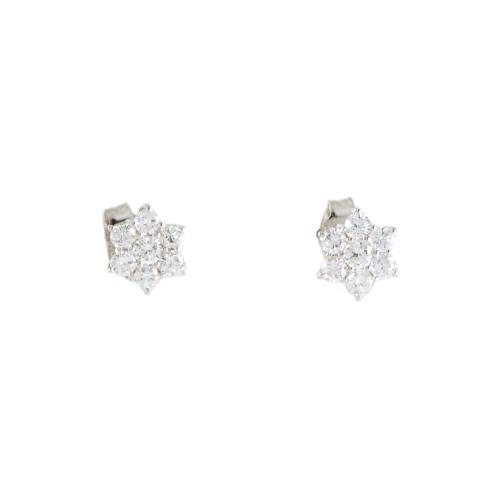 Pendientes con diamantes en forma de flor.