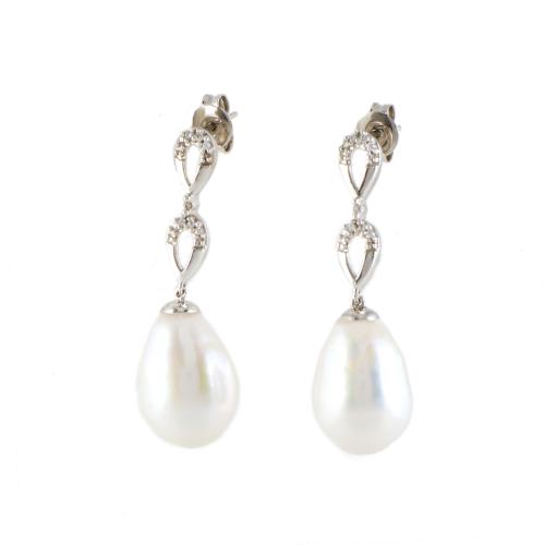 Pendientes largos con diamantes y perla barroca.