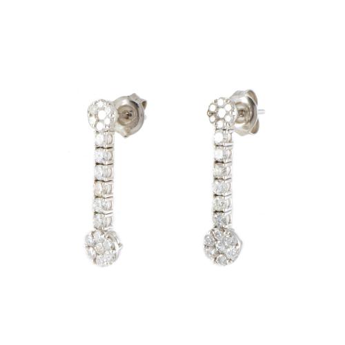 Pendientes largos con diamantes.
