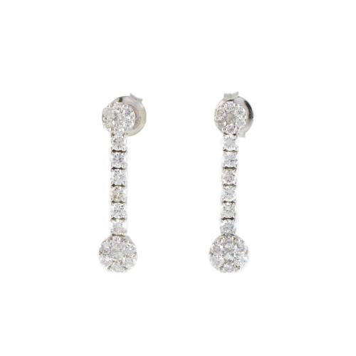 Pendientes largos con diamantes.
