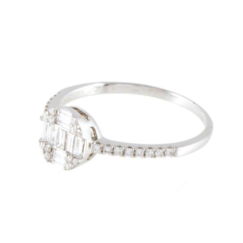 Anillo tipo sello con diamantes formando cruz.