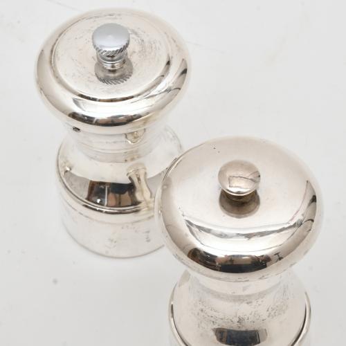 Conjunto de dos pimenteros y dos saleros, siglo XX.