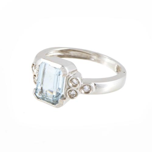 Anillo con aguamarina y diamantes.