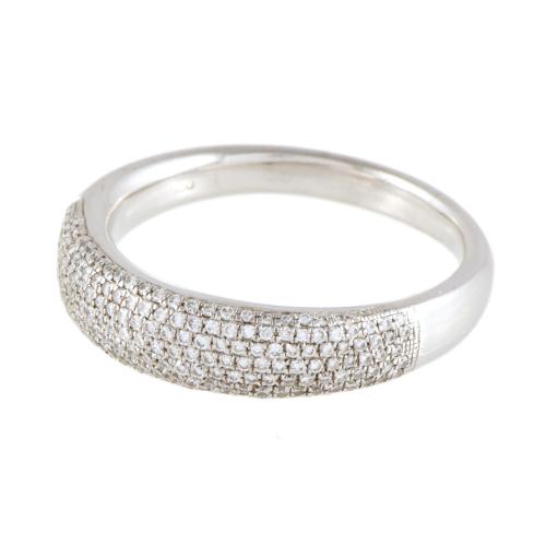 Anillo con pavé de diamantes.
