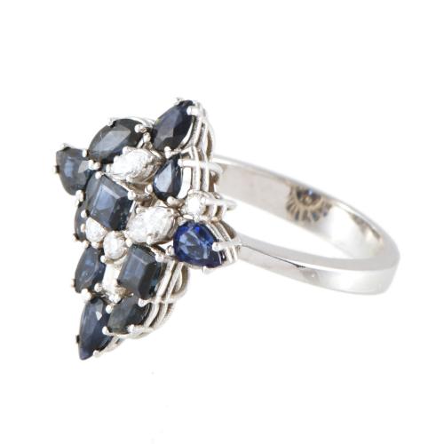 Anillo en forma de racimo con zafiros y diamantes.