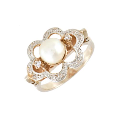 Anillo estilo art nouveau, con perla y diamantes.