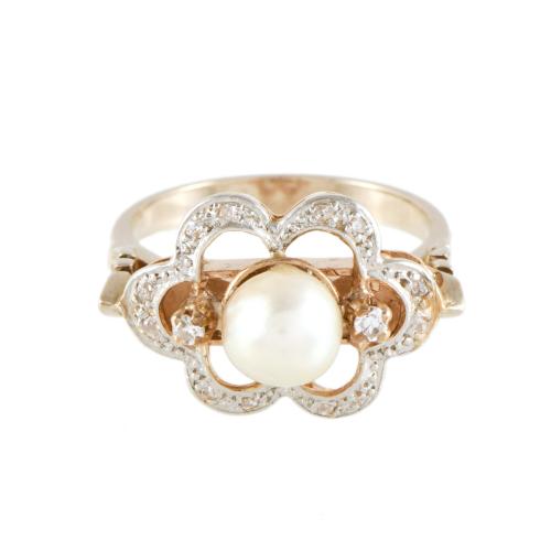 Anillo estilo art nouveau, con perla y diamantes.