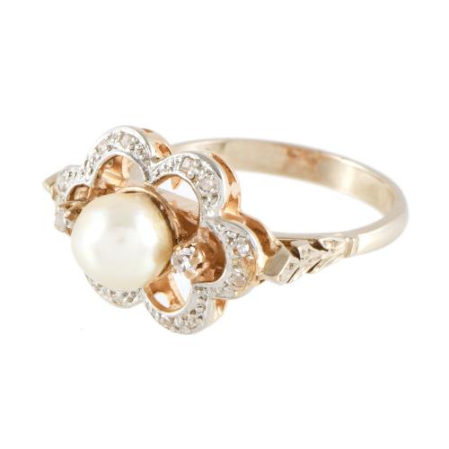 Anillo estilo art nouveau, con perla y diamantes.