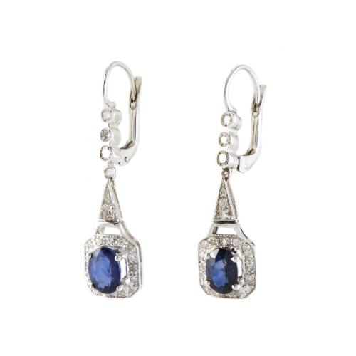 Pendientes largos con diamantes y zafiros.