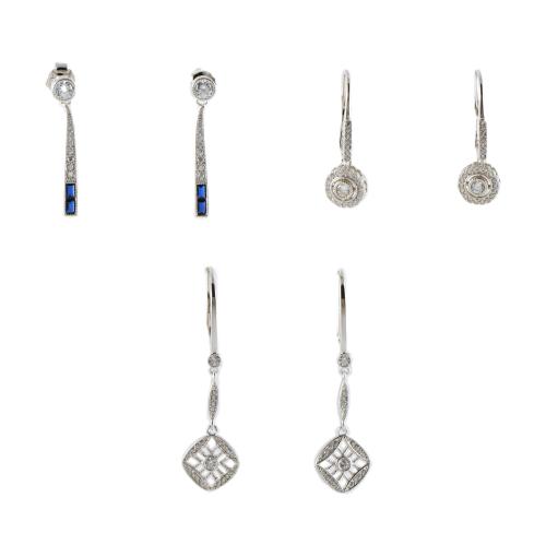 Lote de tres pares de pendientes con circonitas.