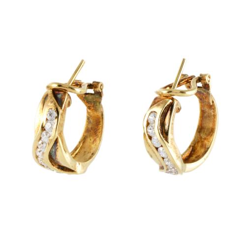 Pendientes en forma de aro con circonitas.